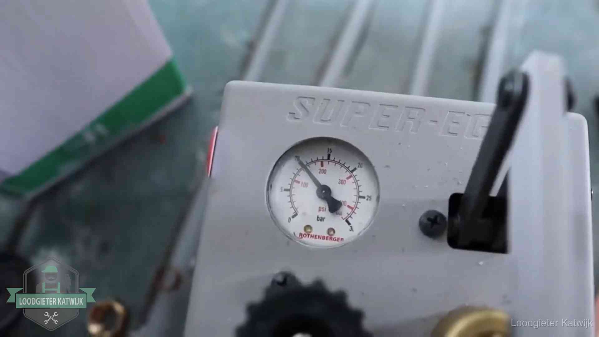 Verzekerd en aansprakelijk in Katwijk Manometer van een afperspomp bij controle van nieuw leidingwerk in Katwijk
