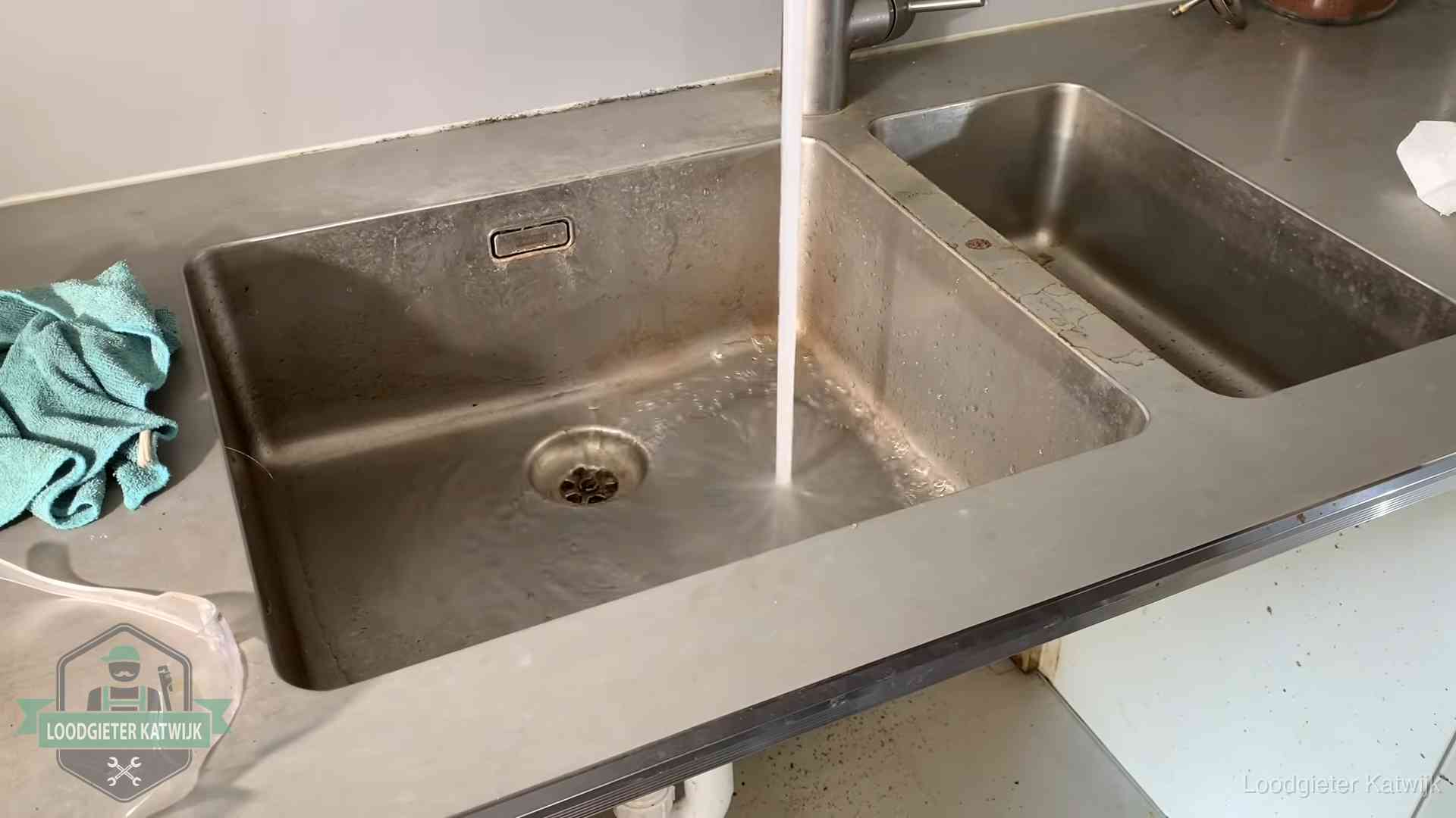 Doorstroomtest van de afvoer bij een gootsteen in Katwijk