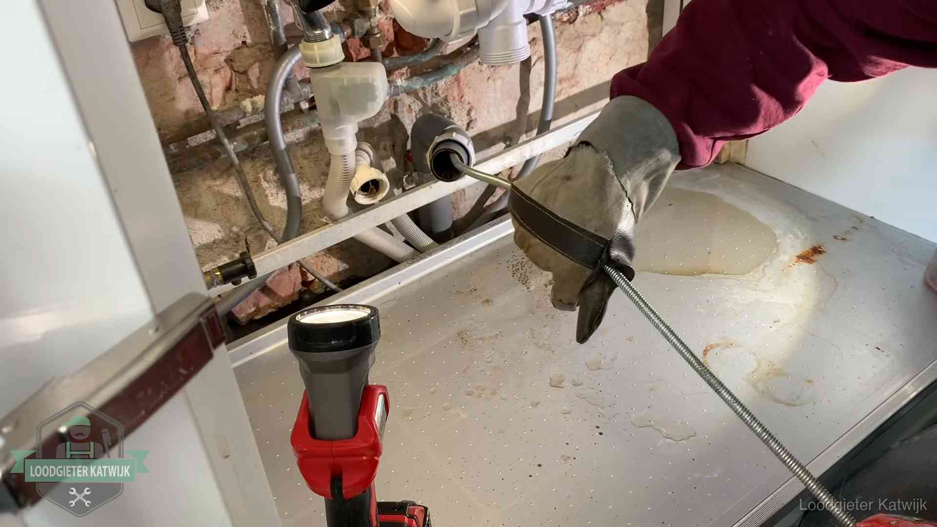 Ontstoppingsveer wordt preventief door een afvoeraansluiting gehaald in Katwijk