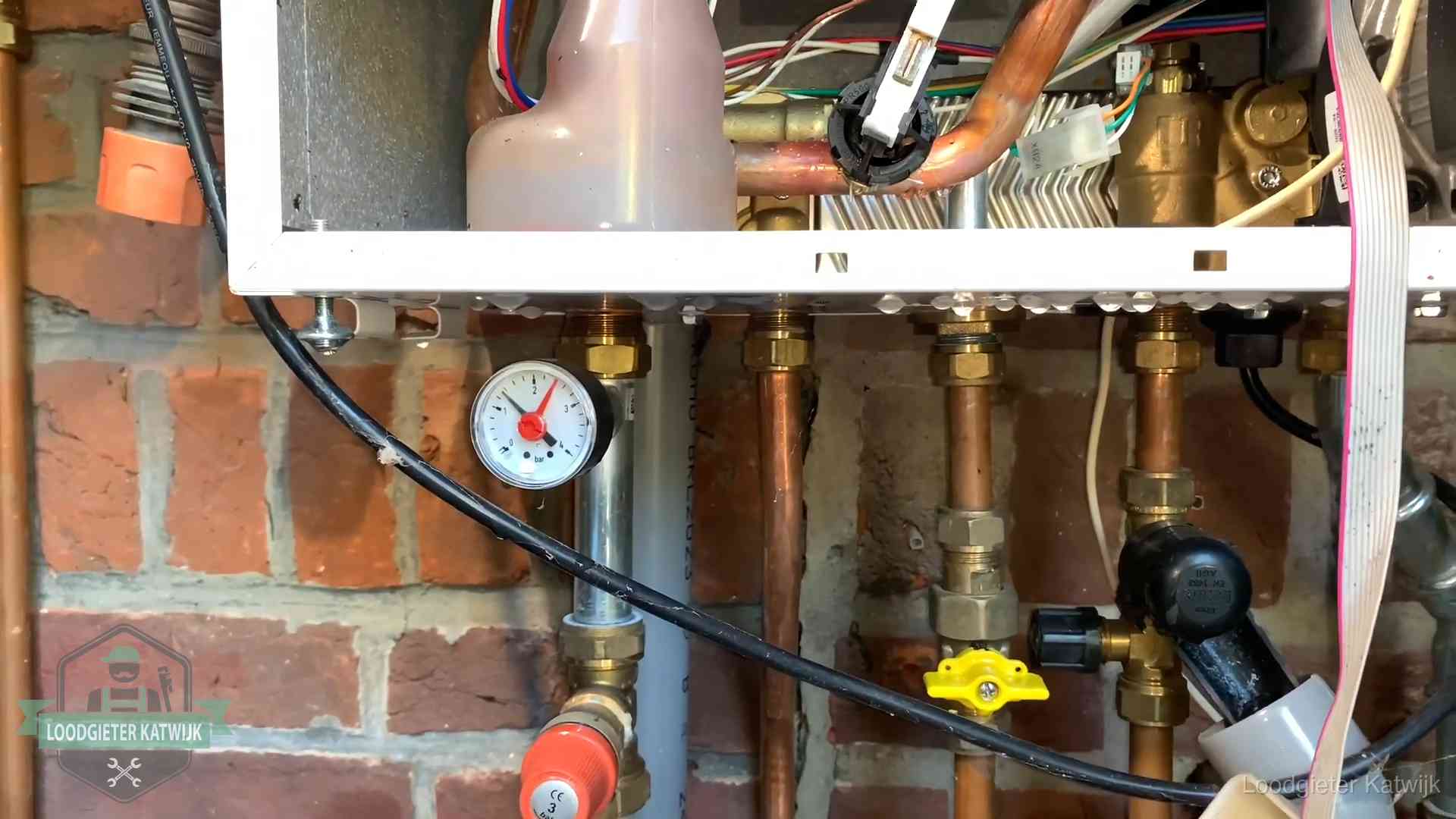 Manometer en aansluitleidingen onder een cv-ketel in Katwijk bij controle op drukverlies