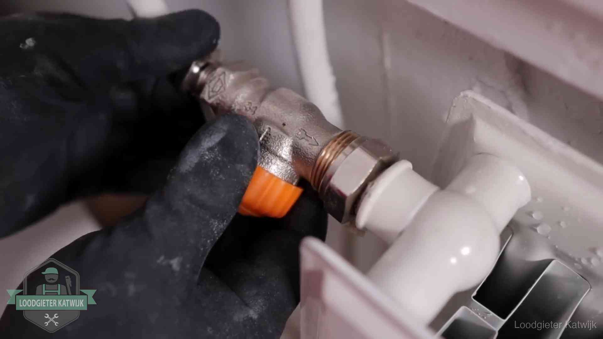Je cv winterklaar maken in Katwijk Thermostaatkraan wordt gemonteerd op een radiator in Katwijk voor het stookseizoen