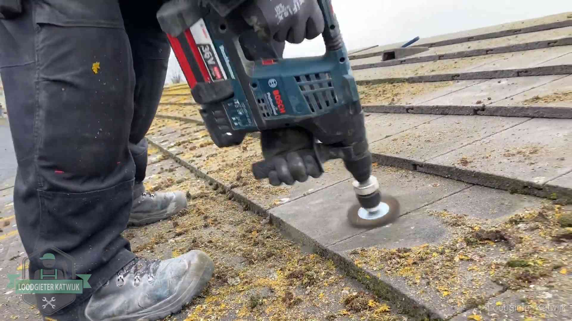 Dakonderhoud en preventie in Katwijk Betonnen dakpannen worden machinaal gereinigd tijdens dakonderhoud in Katwijk