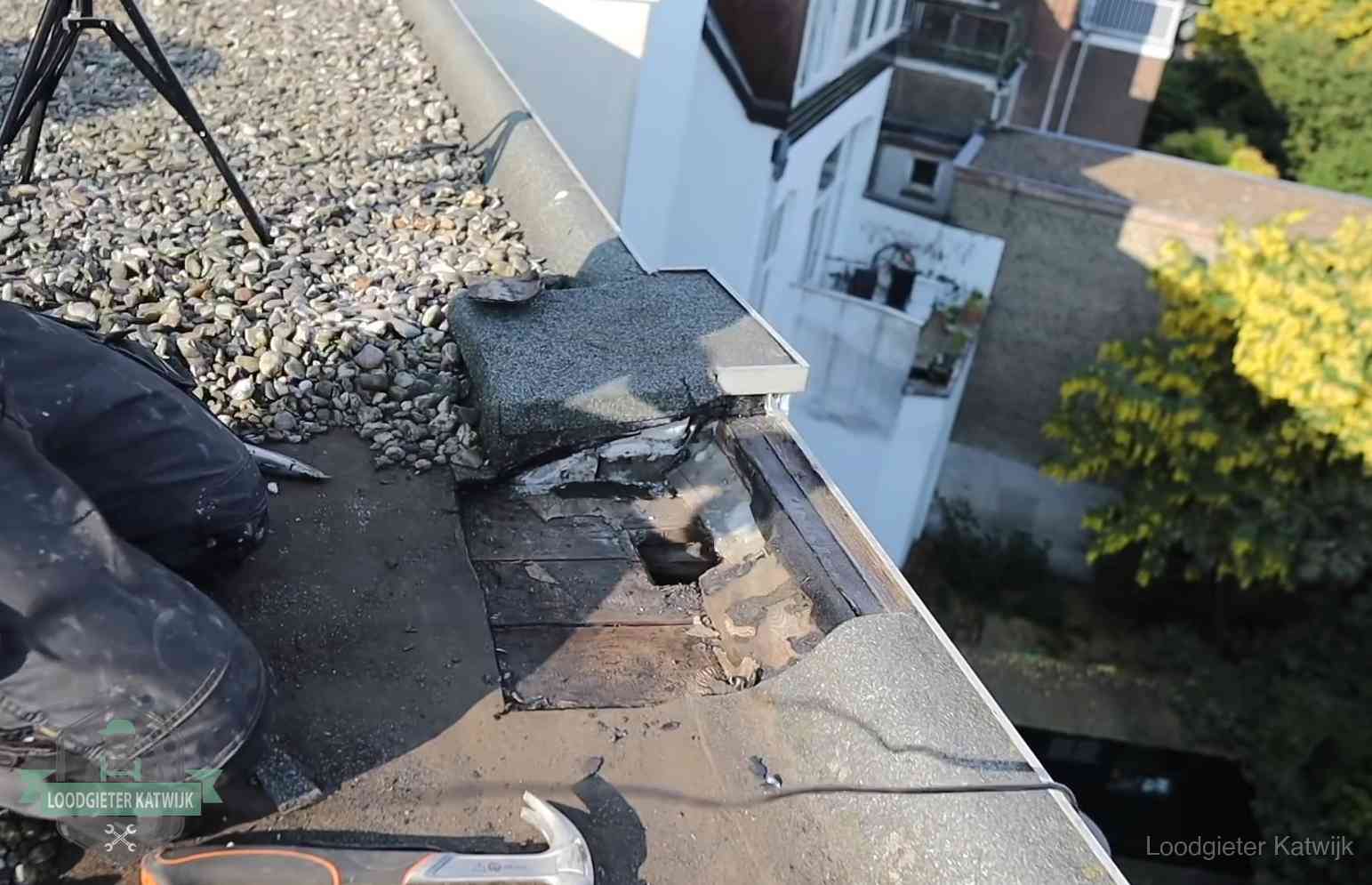 Gevolgen van een daklekkage in Katwijk Opengelegde dakrand met verrot dakbeschot door een langdurige daklekkage in Katwijk