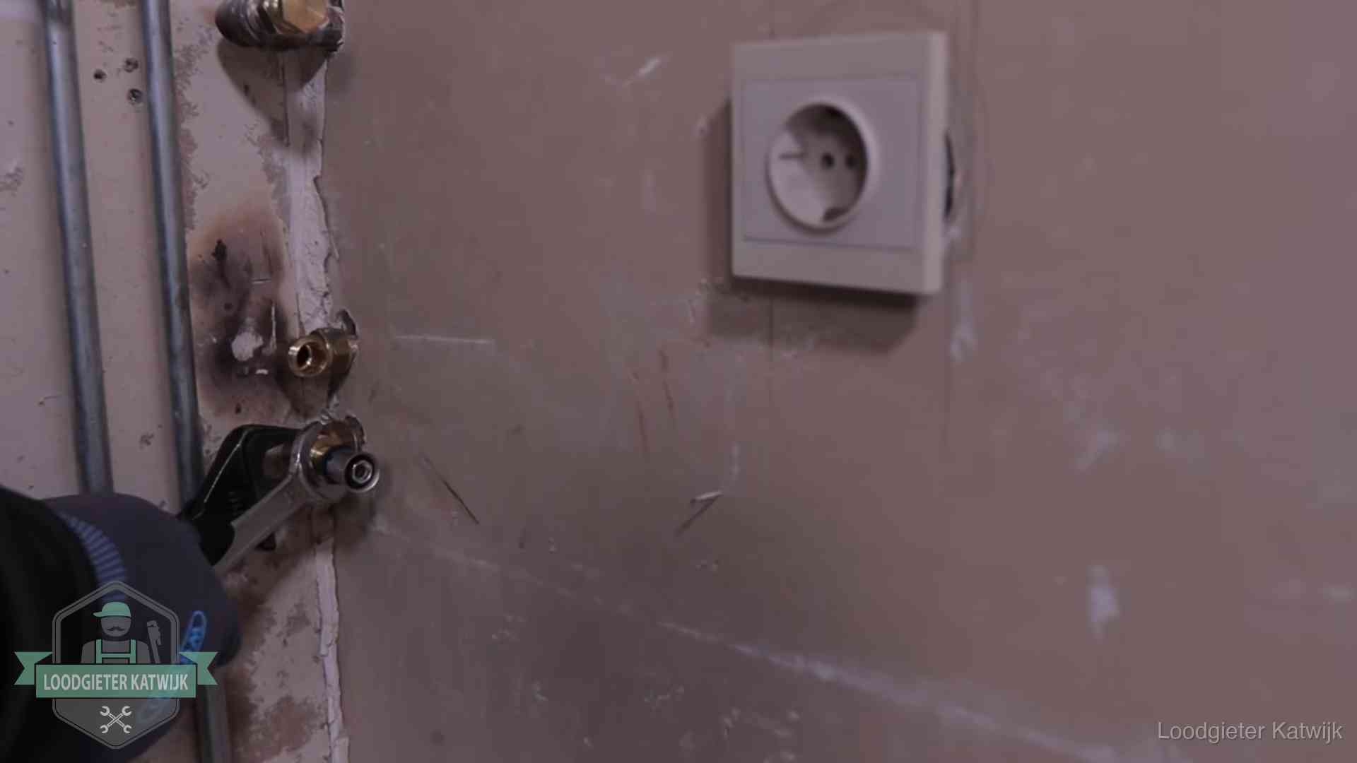 Erkend vakmanschap in Katwijk Monteur draait een perskoppeling vast op een leidingaansluiting in Katwijk