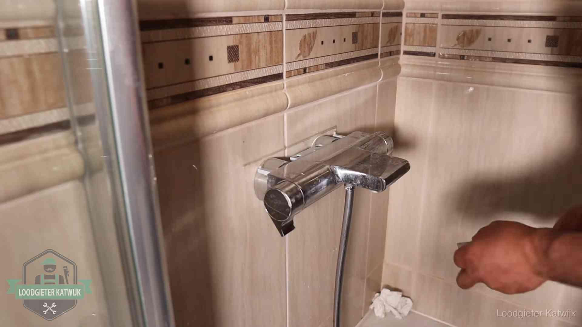 Kalkaanslag en je cv-ketel in Katwijk Verkalkte douche-mengkraan in Katwijk, hetzelfde kalk dat zich in de warmtewisselaar afzet