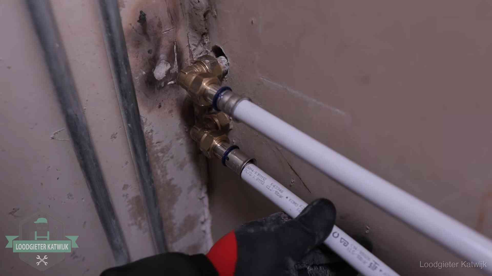 Kwaliteitsnormen voor loodgieterswerk in Katwijk Meerlagenbuizen met keurmerk en rvs persfittingen op muuraansluitingen in Katwijk