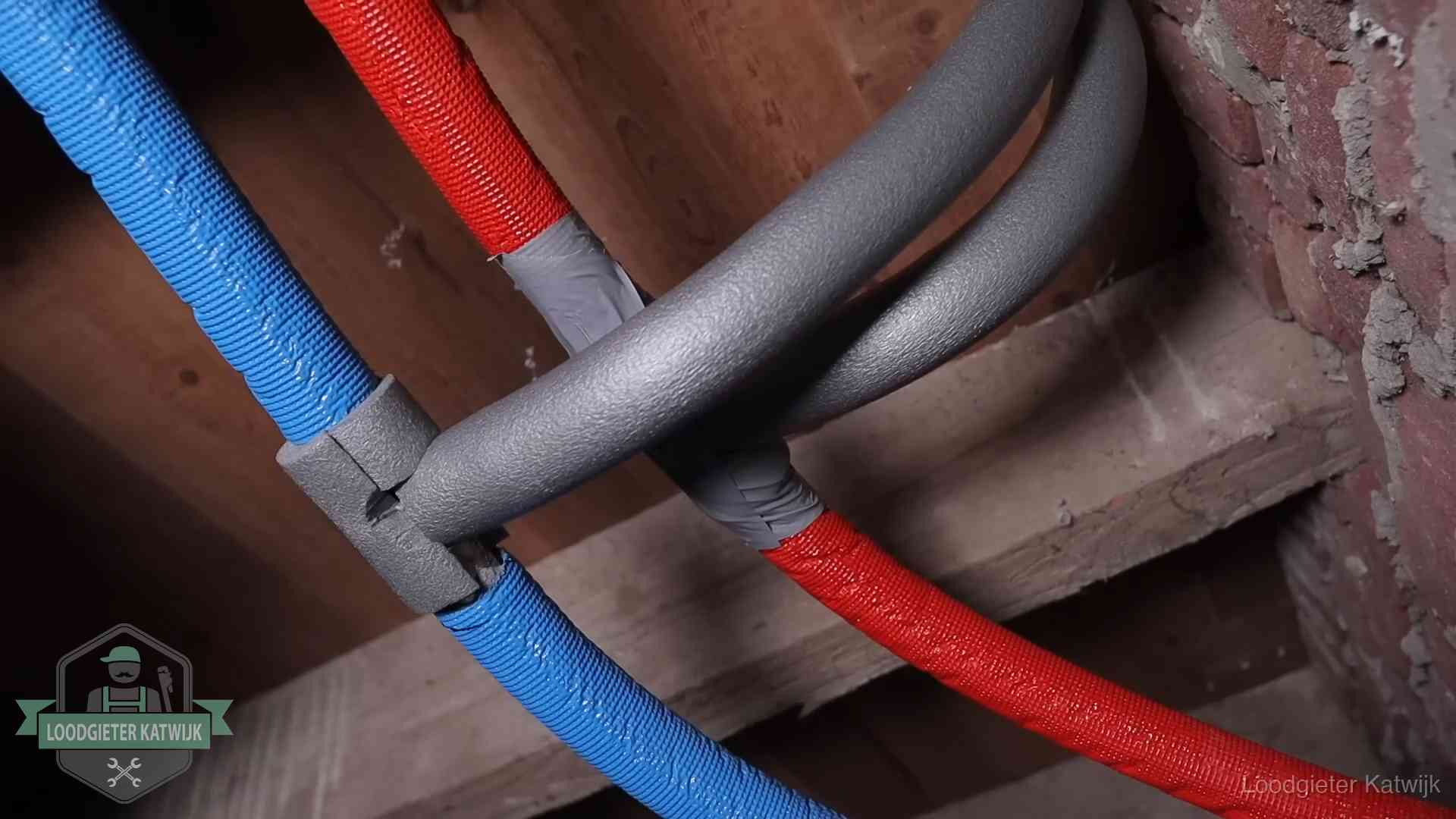 Geïsoleerde waterleidingen langs houten balken tegen bevriezing in Katwijk
