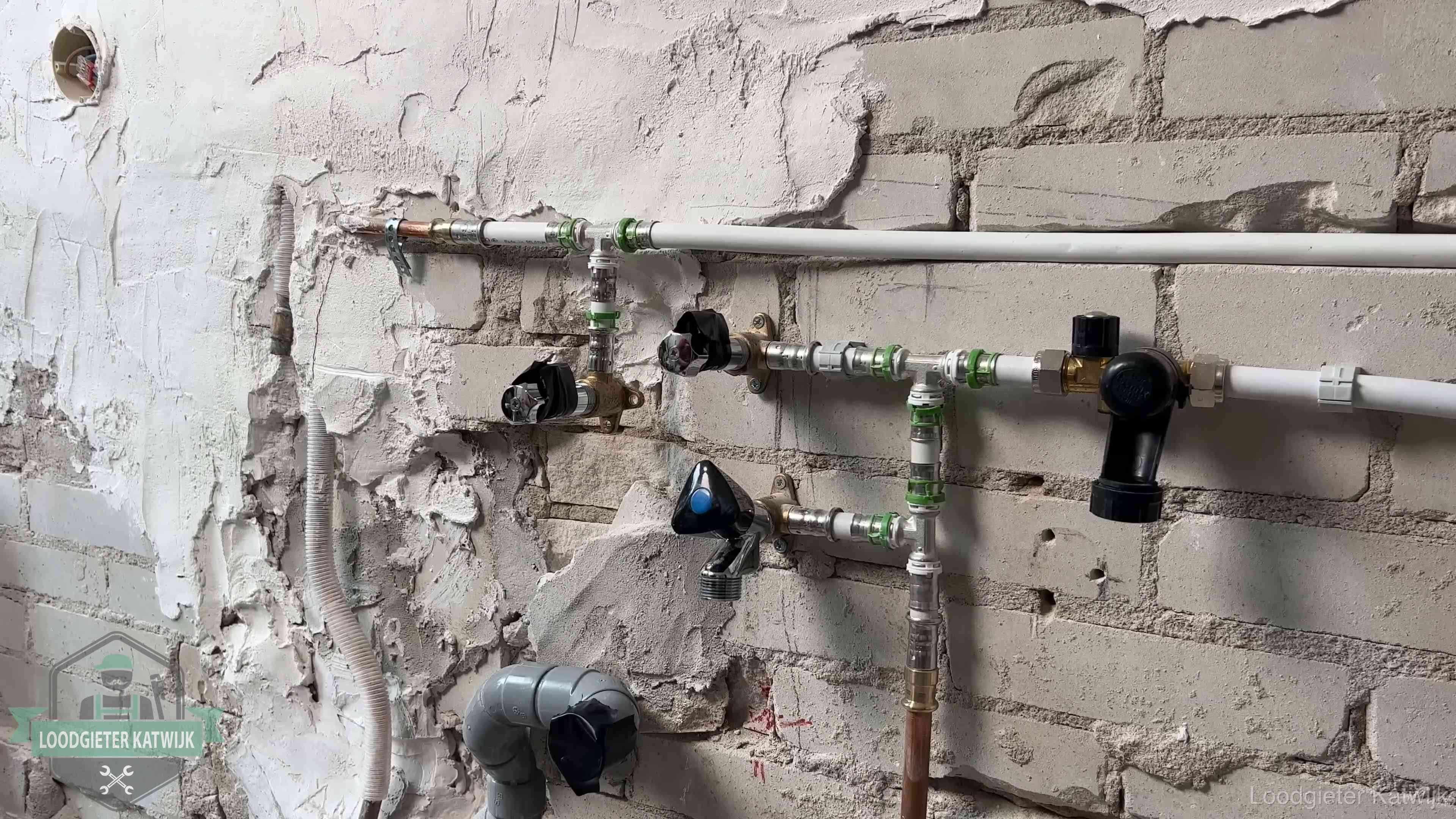 Diensten van ons loodgietersbedrijf in Katwijk Nieuw aangelegd leidingwerk met persfittingen tijdens een verbouwing in Katwijk