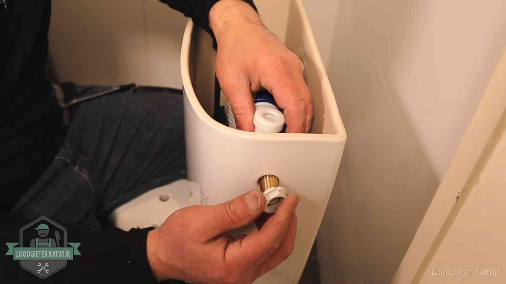 Loodgieter voor je verstopte wc in Katwijk Loodgieter monteert de vlotterkraan van een stortbak bij een toilet in Katwijk
