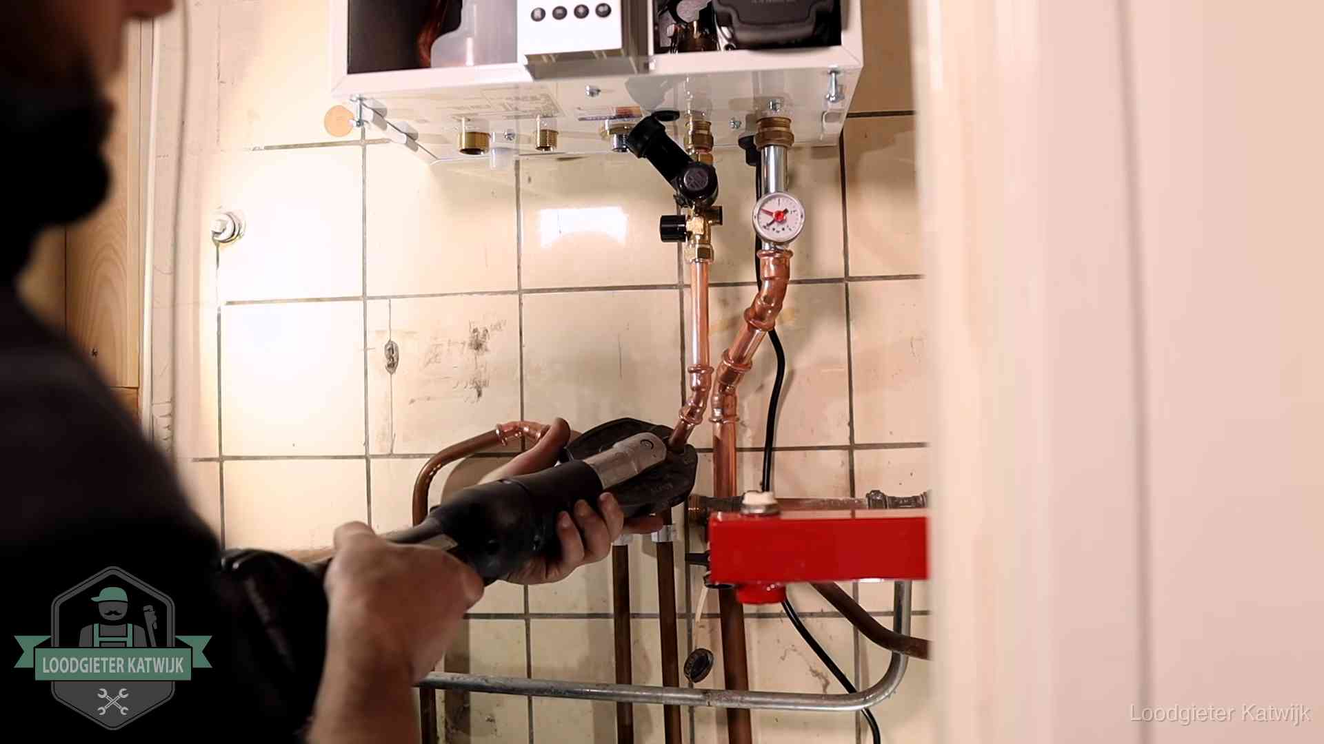 Cv-ketel onderhoud in Katwijk Monteur werkt aan de leidingen onder een cv-ketel in Katwijk
