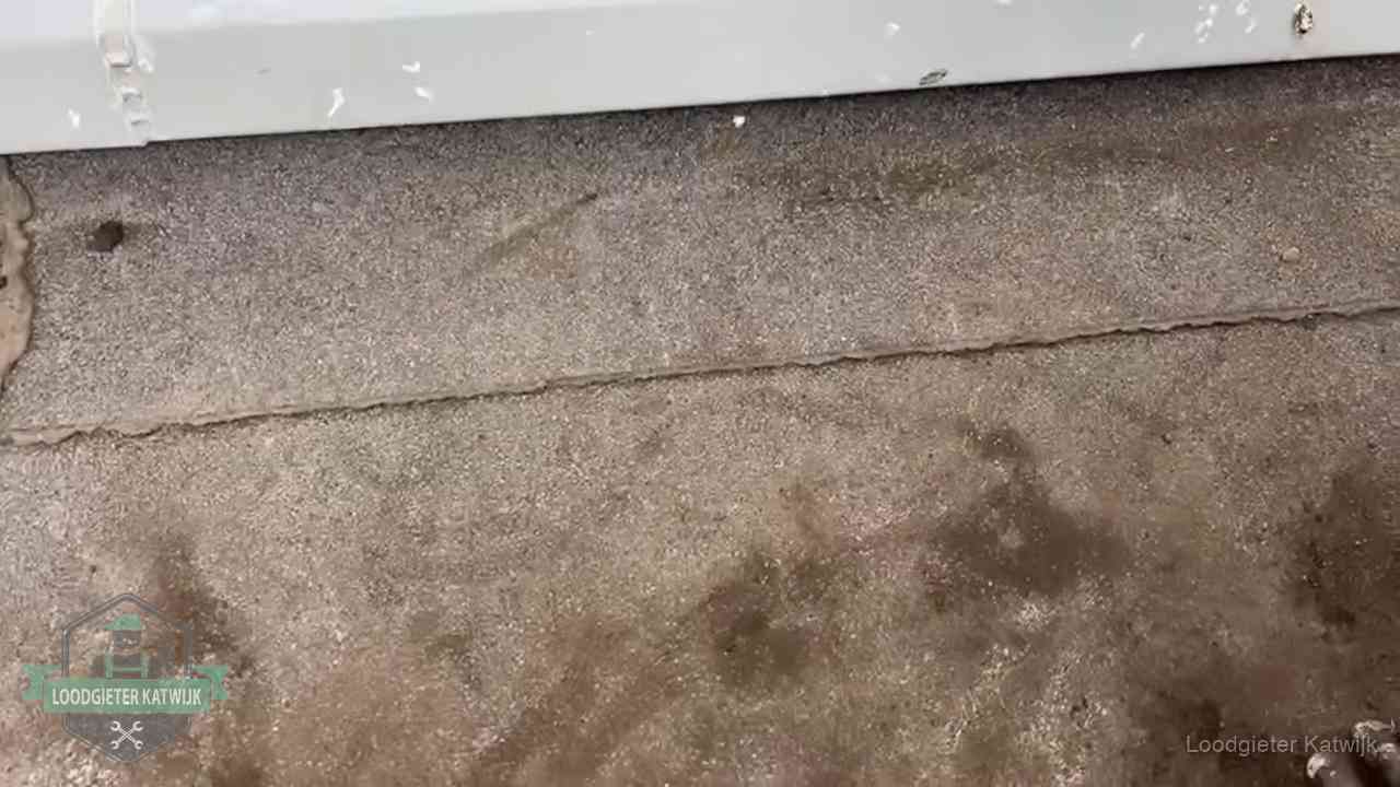 Stormschade en neerslag op daken in Katwijk Vochtplekken bij de naad van een plat dak na aanhoudende regen in Katwijk