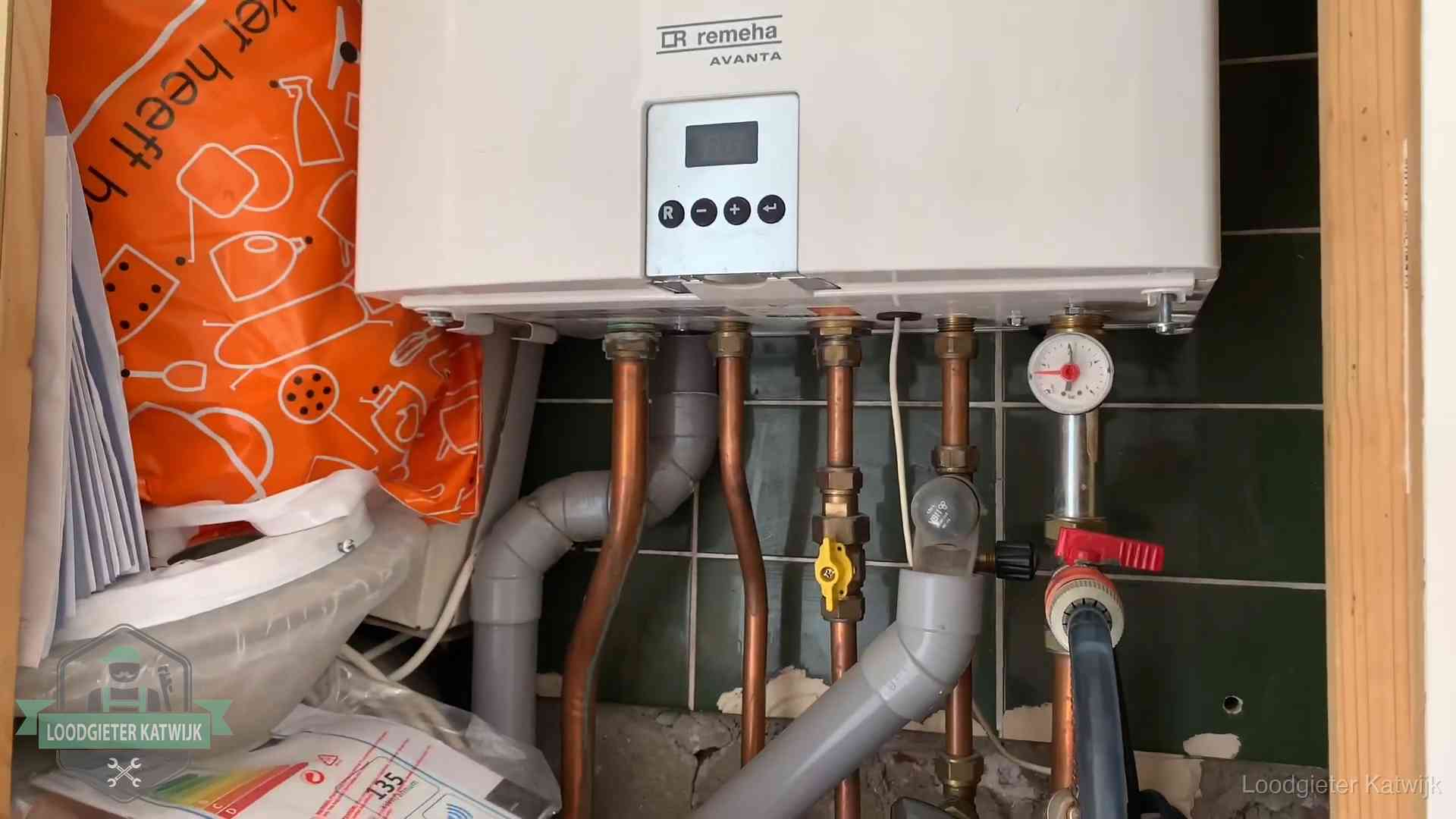 Remeha cv-ketel onderhoud in Katwijk Oudere Remeha cv-ketel in een ketelkast in een woning in Katwijk