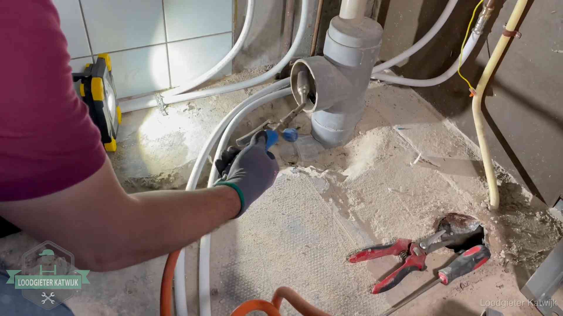 Standleiding en gedeelde leidingen in Katwijk Loodgieter werkt aan leidingen bij een pvc-standleiding in een appartement in Katwijk