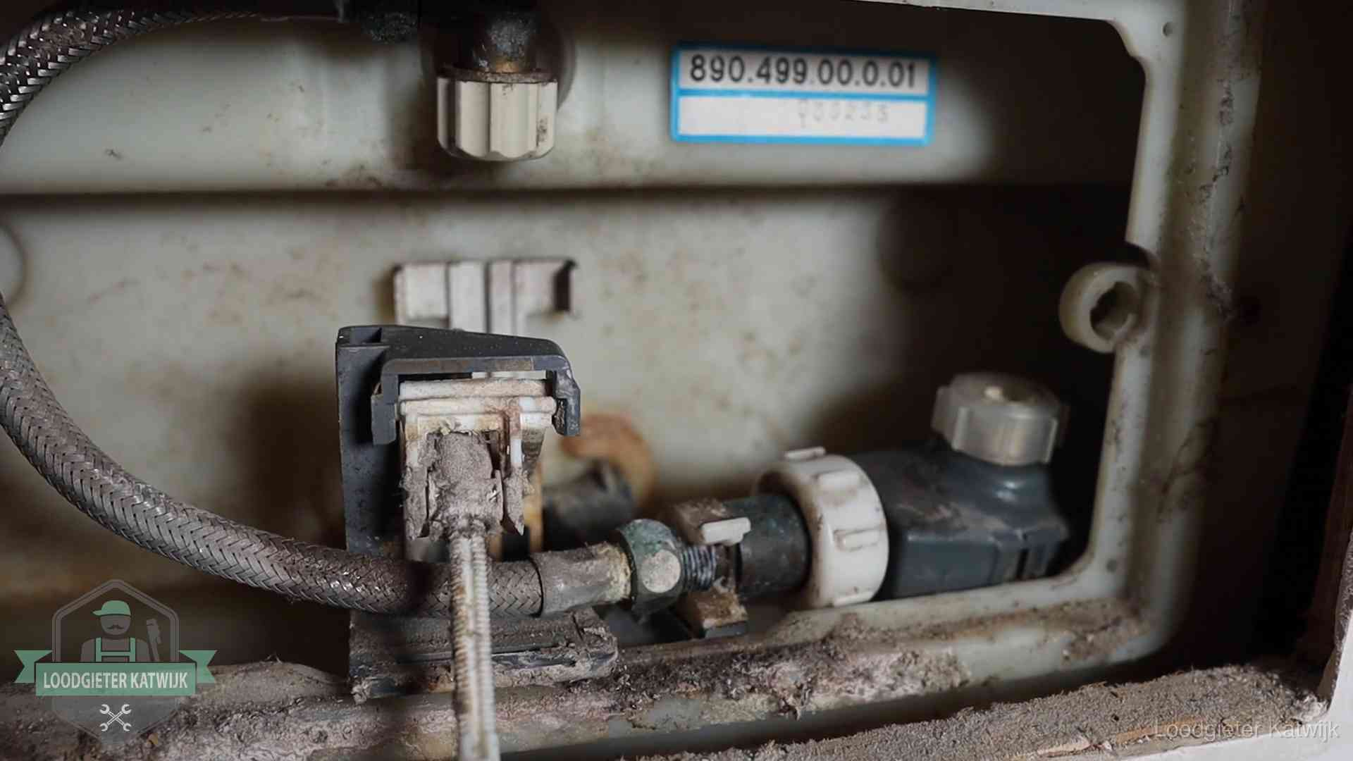 Stortbak en spoelmechanisme in Katwijk Verkalkt binnenwerk van een stortbak met vlotterkraan in Katwijk