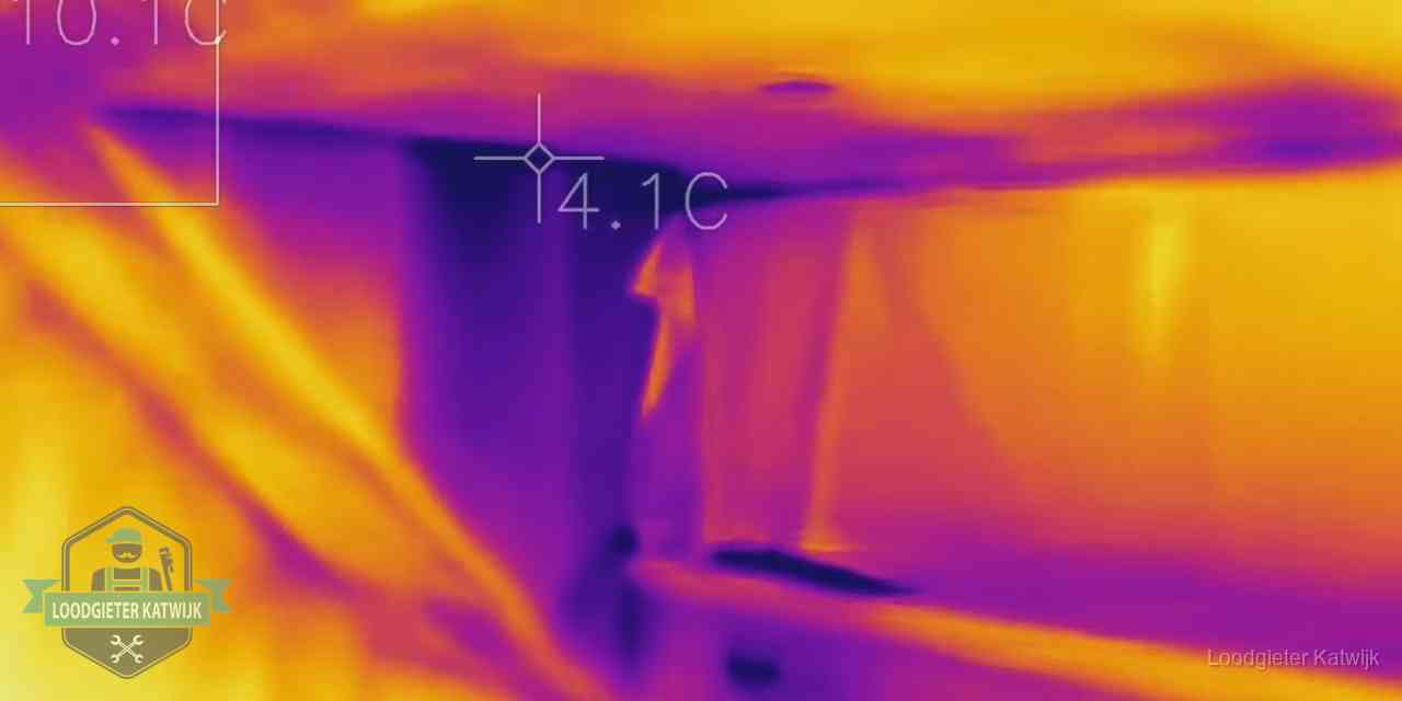 Warmtebeeldopname van een vloerconstructie tijdens lekdetectie in Katwijk