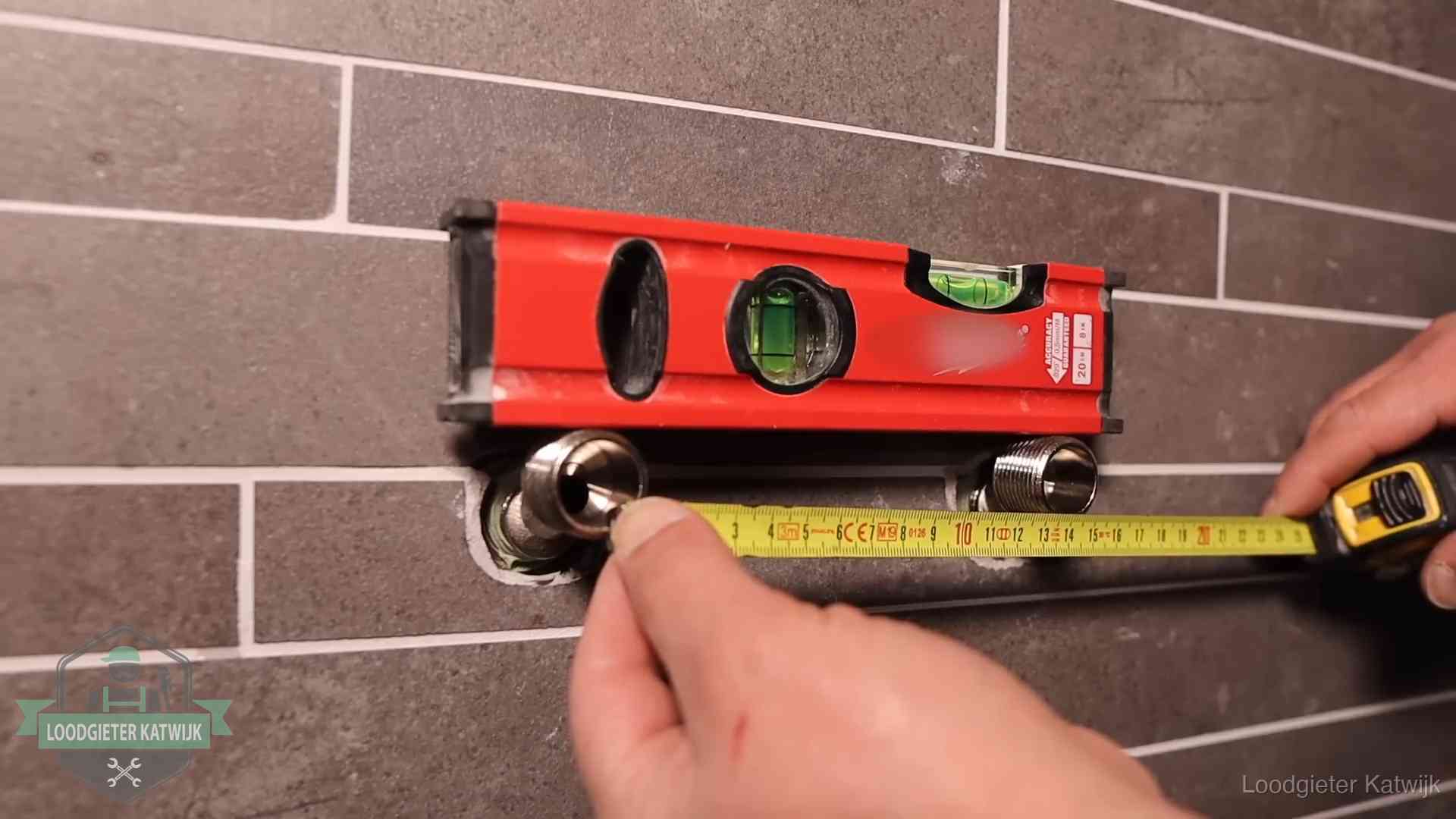 Kwaliteit en je vangnet als klant in Katwijk Waterpas en duimstok bij kraan-aansluitpunten in een badkamer in Katwijk