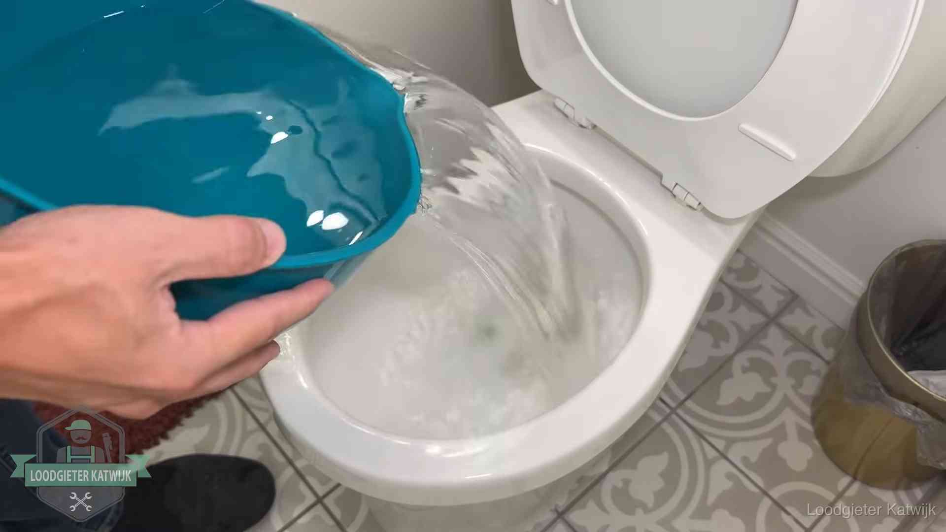 De warm-water-methode in Katwijk Warm water wordt voorzichtig in de wc-pot gegoten in Katwijk