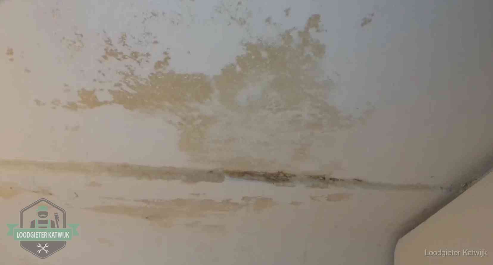 Watervlekken op een plafond in Katwijk, schade die je bij de verzekering meldt