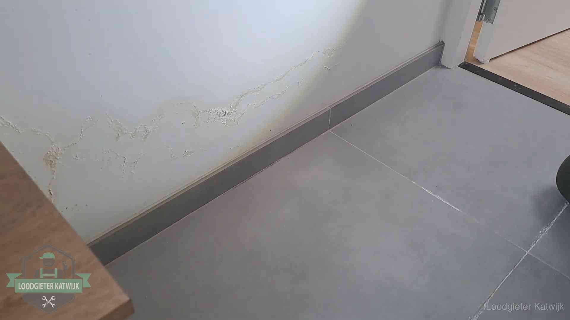 Verzekering en daklekkage in Katwijk Waterschade met kalkuitbloeiing op een binnenwand in Katwijk, vastgelegd voor de verzekering