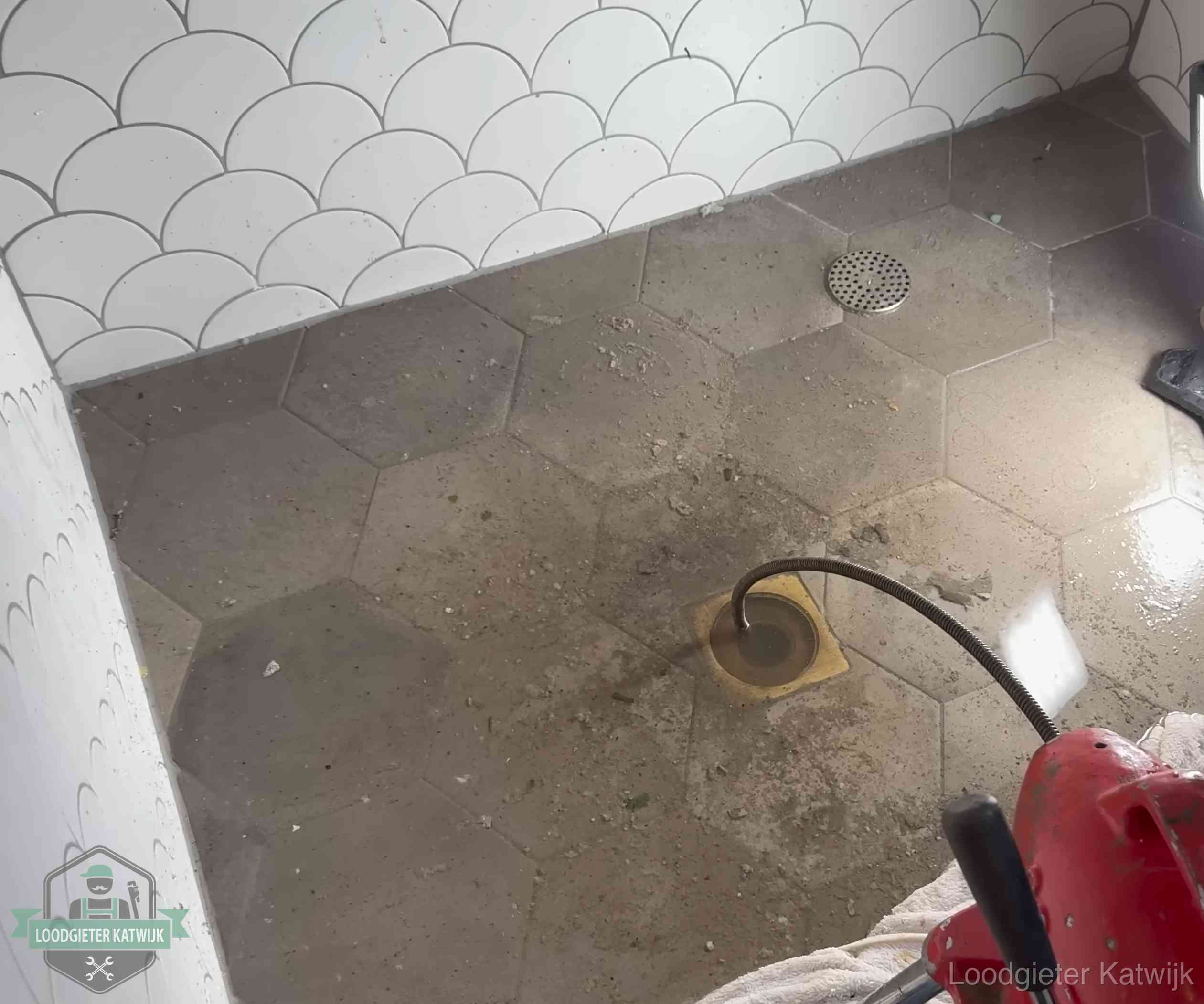 Stank uit wc of vloerput in Katwijk Vloerput met waterslot in een badkamer in Katwijk, een bron van stank als het waterslot droogstaat