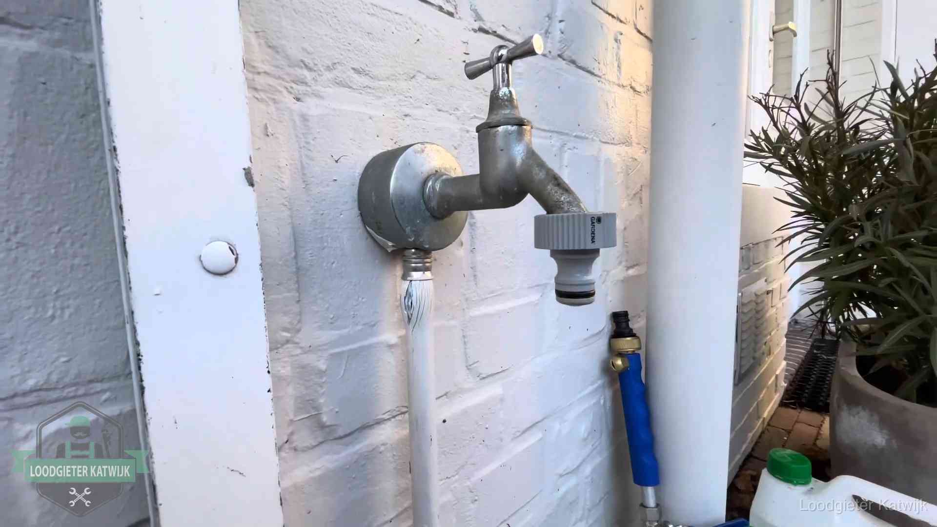 Buitenkraan met slangaansluiting bij een woning in Katwijk, sluipverbruik zie je terug op de waterrekening