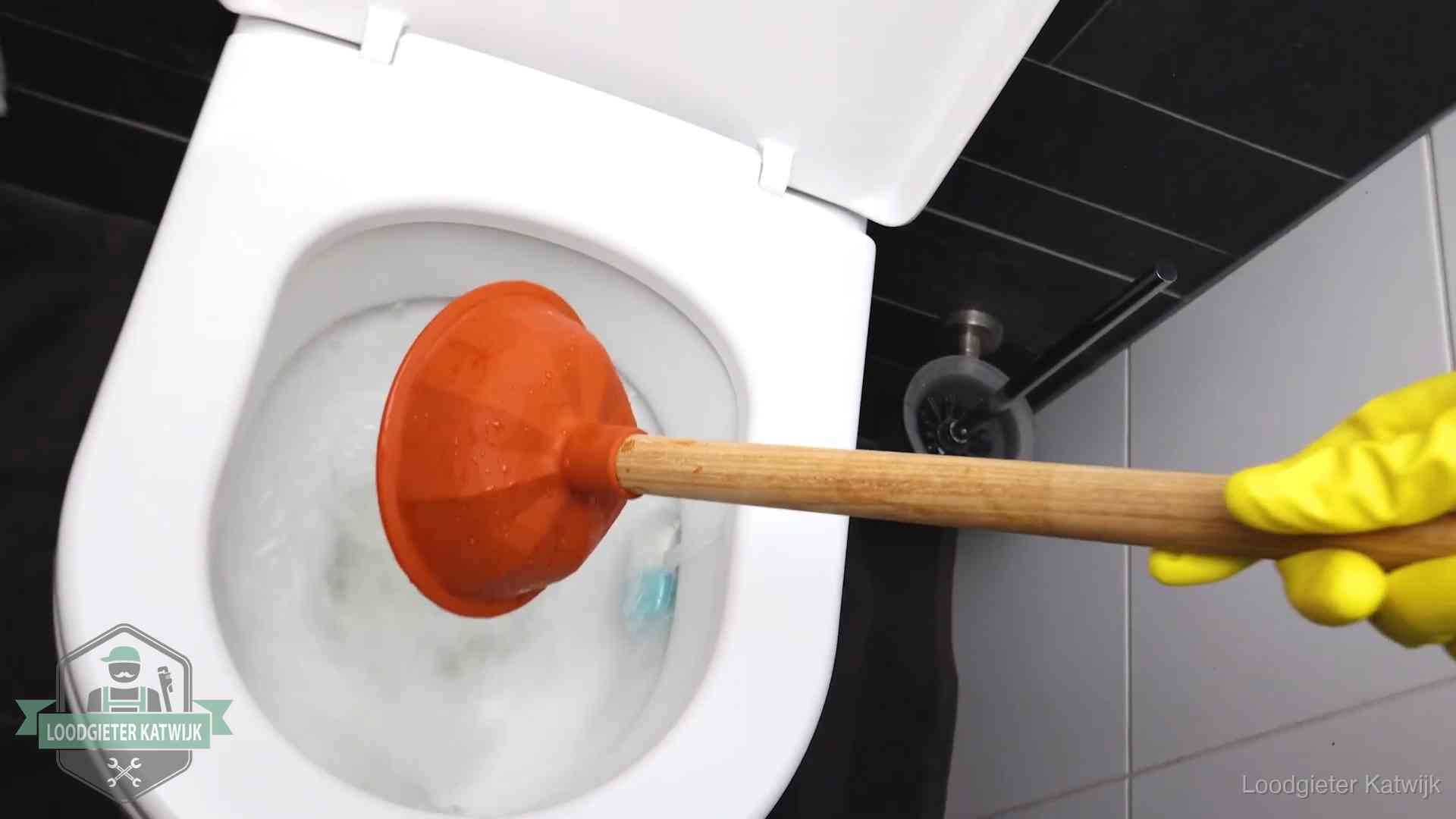Wc ontstoppen met de plopper in Katwijk Plopper wordt in de wc-pot gedrukt bij het ontstoppen van een toilet in Katwijk