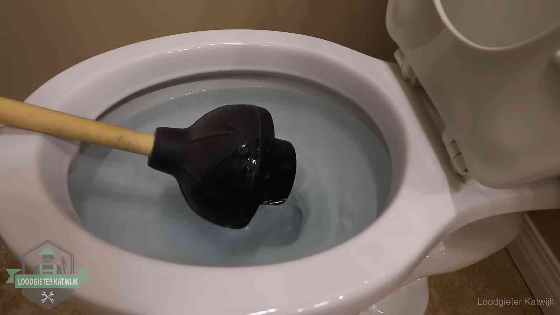 Wc vol water in Katwijk Plopper in een wc-pot die vol water staat in Katwijk