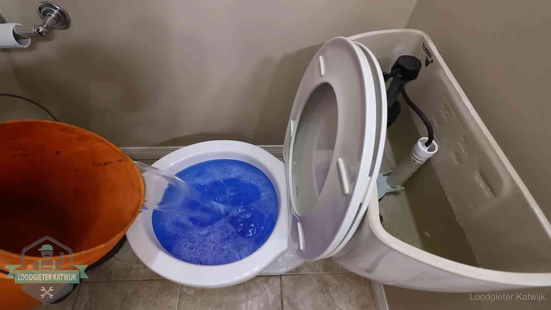 Water komt omhoog in de wc in Katwijk Water bij de wc-pot wordt met een emmer weggewerkt om schade te beperken in Katwijk