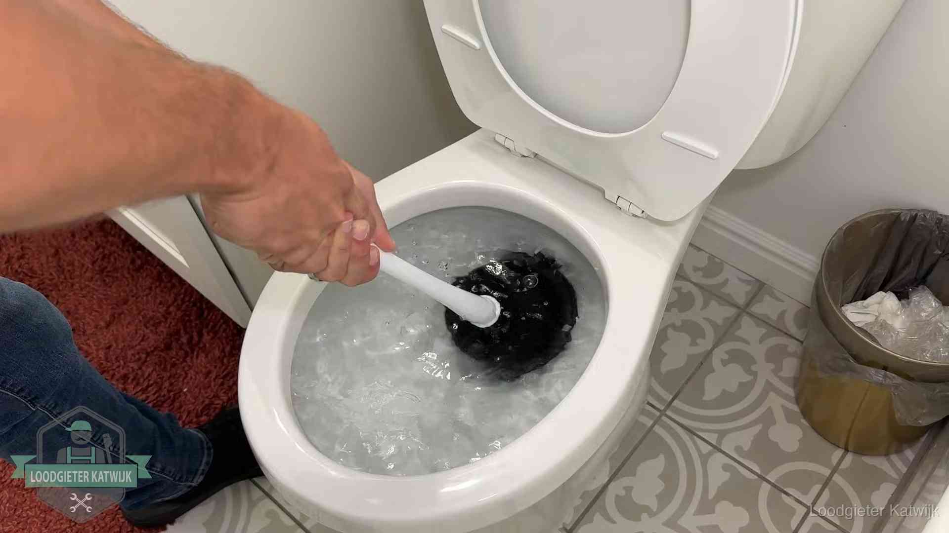 Zelf je wc ontstoppen in Katwijk Zelf de wc ontstoppen met een plopper in Katwijk, het water kolkt in de pot