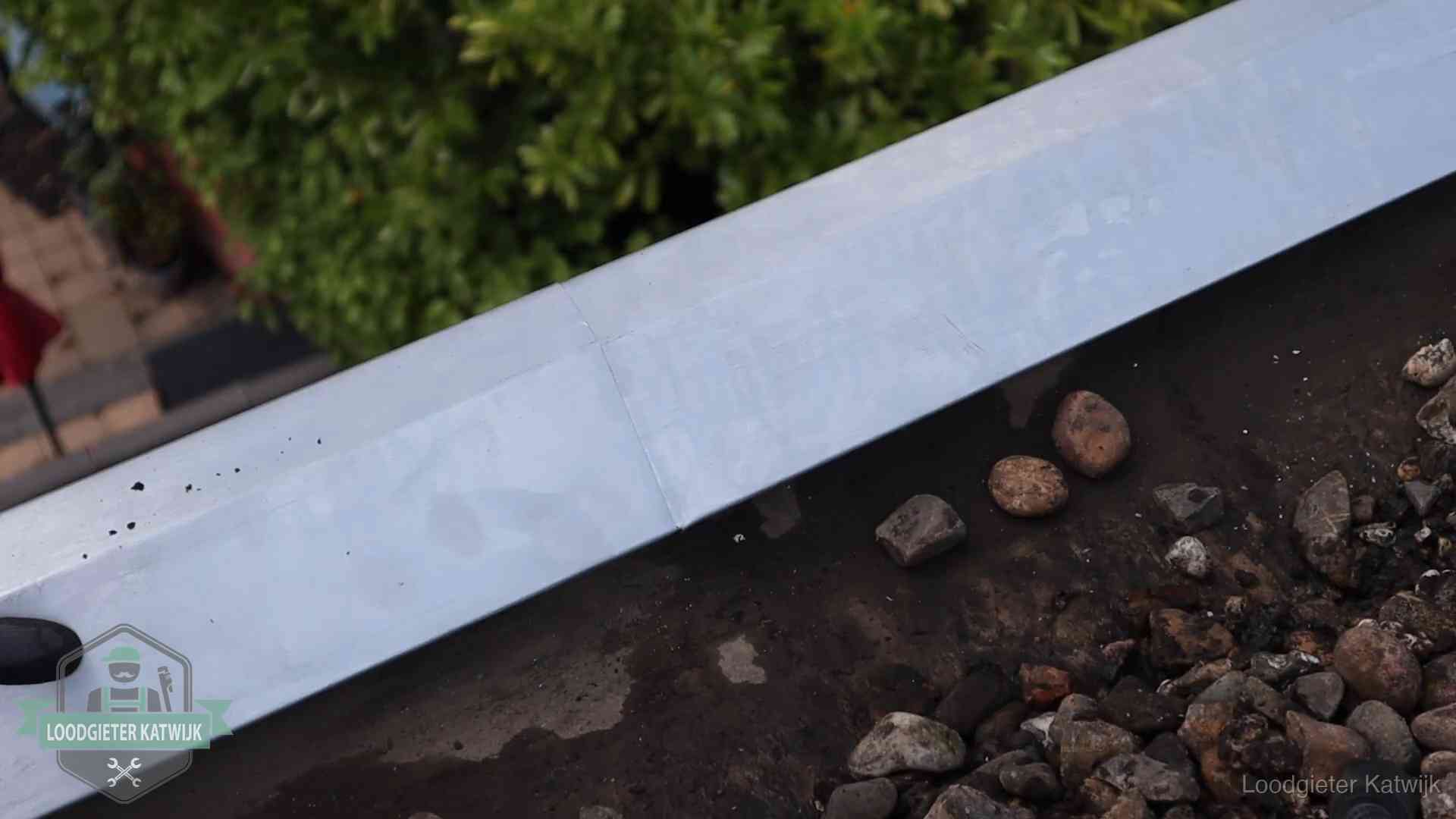 Garantie op dakwerk in Katwijk Strak gesoldeerd naaddetail in een zinken daktrim op een dak in Katwijk